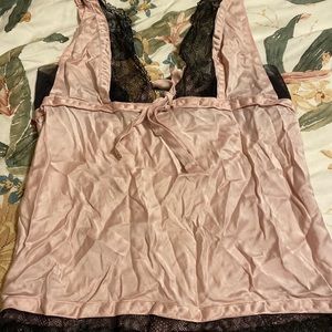 NO DISCOUNTED SHIPPING APPLIED AT CHECKOUT!
Victoria’s Secret blouse Size S